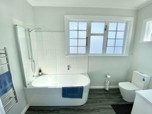 Villa Ivy Cottage - Stylish, Spacious & Near Amenities