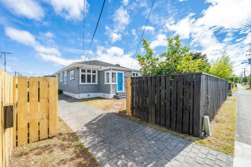 Villa Ivy Cottage - Stylish, Spacious & Near Amenities