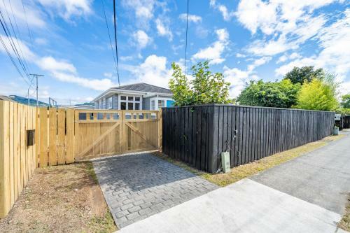 Villa Ivy Cottage - Stylish, Spacious & Near Amenities