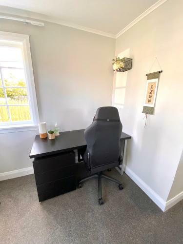 Villa Ivy Cottage - Stylish, Spacious & Near Amenities