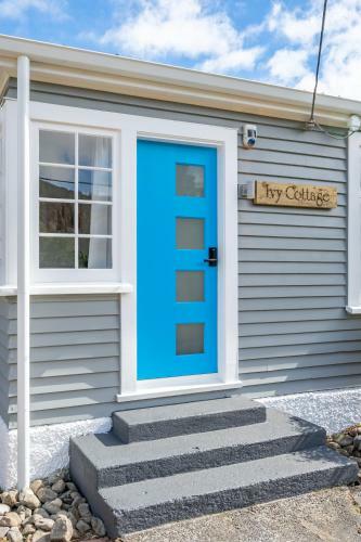 Villa Ivy Cottage - Stylish, Spacious & Near Amenities