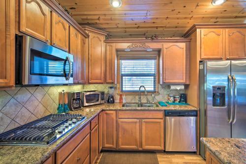 Inviting Big Bear Retreat With Hot Tub And Fire Pit!