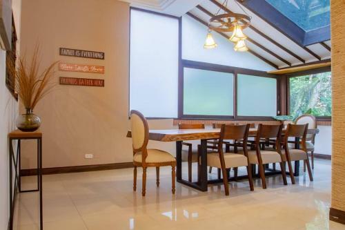 Luxury 4br House Near El Tesoro- 10 Min Walk