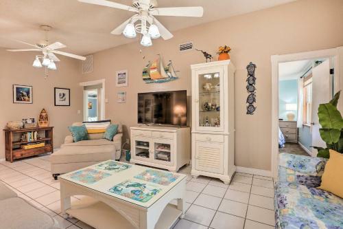 Colorful Cape Coral Retreat With Screened Lanai