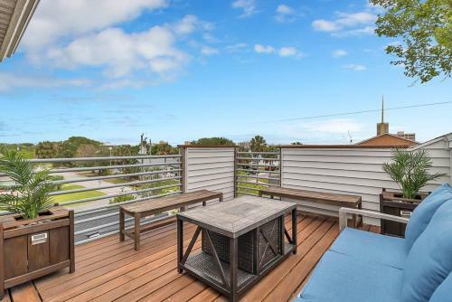 Stunning Beach Home With Rooftop Deck!!