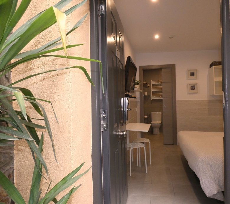 Hostal House