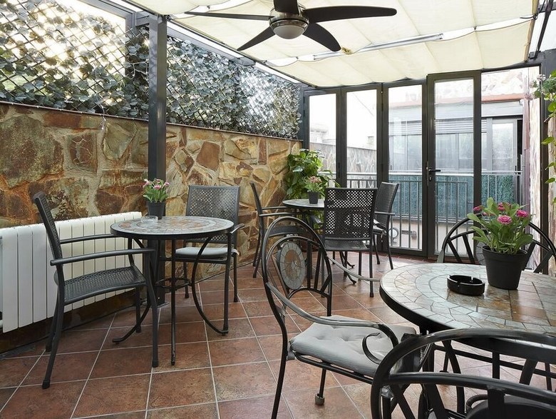 Hostal House