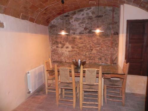 Baix Empord�. Incre�ble Casa En Pueblo Medieval