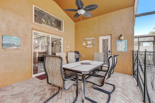 Two Master Bedrooms Pool Home Private Yard