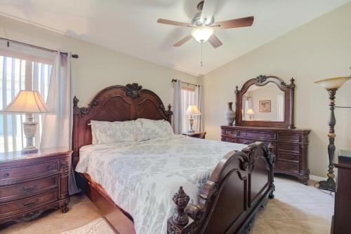 Two Master Bedrooms Pool Home Private Yard