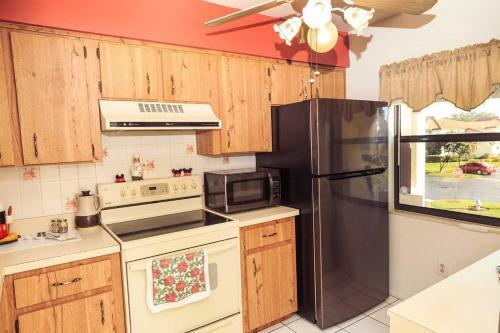 Golf Course View 2 Bedroom 2 Bath Condo!