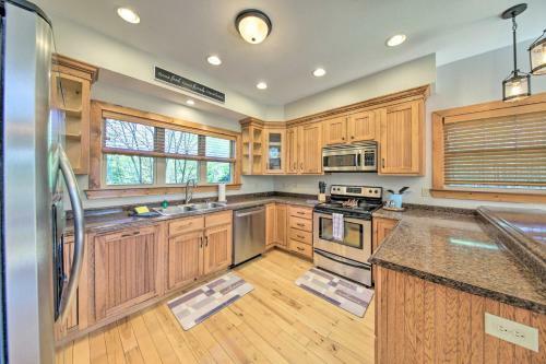 Lazy Bear Lodge About 2 Mi To Downtown Ellijay!