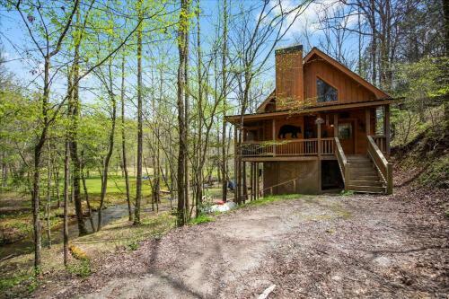 Bear Necessities - Cozy Cabin Beside Briar Creek, Fire Pit, Wifi, Pet Friendly