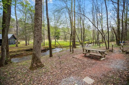 Bear Necessities - Cozy Cabin Beside Briar Creek, Fire Pit, Wifi, Pet Friendly