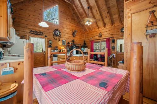 Bear Necessities - Cozy Cabin Beside Briar Creek, Fire Pit, Wifi, Pet Friendly