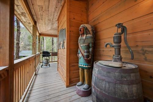Bear Necessities - Cozy Cabin Beside Briar Creek, Fire Pit, Wifi, Pet Friendly