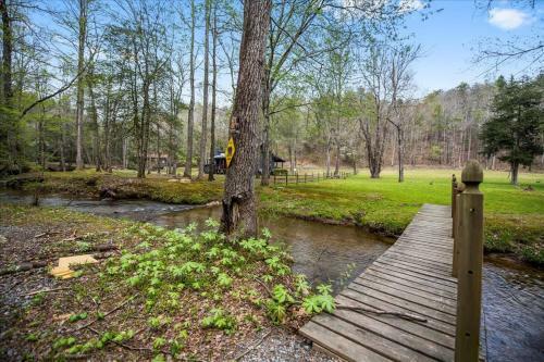 Bear Necessities - Cozy Cabin Beside Briar Creek, Fire Pit, Wifi, Pet Friendly