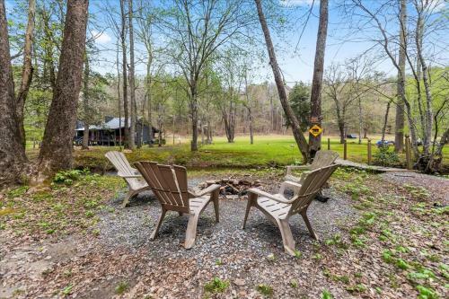 Bear Necessities - Cozy Cabin Beside Briar Creek, Fire Pit, Wifi, Pet Friendly