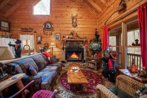 Bear Necessities - Cozy Cabin Beside Briar Creek, Fire Pit, Wifi, Pet Friendly
