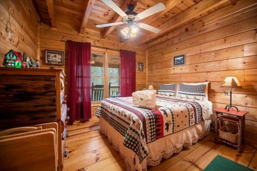 Bear Necessities - Cozy Cabin Beside Briar Creek, Fire Pit, Wifi, Pet Friendly