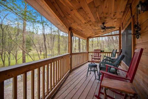 Bear Necessities - Cozy Cabin Beside Briar Creek, Fire Pit, Wifi, Pet Friendly