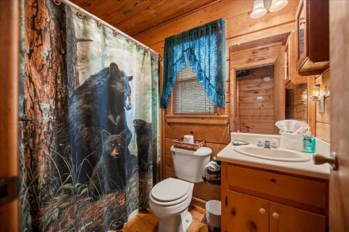 Bear Necessities - Cozy Cabin Beside Briar Creek, Fire Pit, Wifi, Pet Friendly