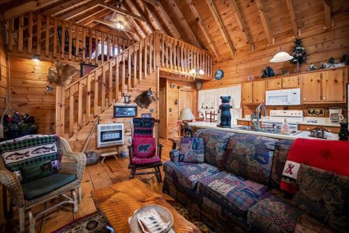 Bear Necessities - Cozy Cabin Beside Briar Creek, Fire Pit, Wifi, Pet Friendly