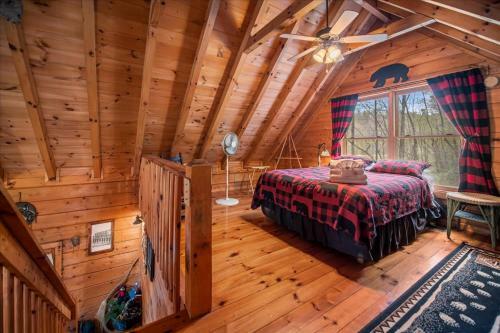 Bear Necessities - Cozy Cabin Beside Briar Creek, Fire Pit, Wifi, Pet Friendly