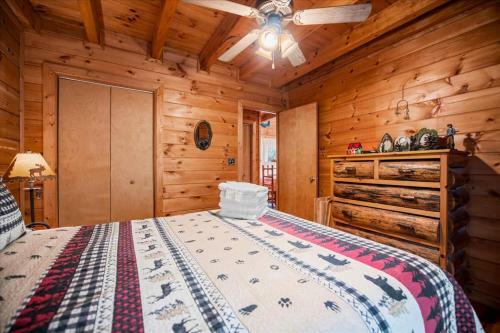 Bear Necessities - Cozy Cabin Beside Briar Creek, Fire Pit, Wifi, Pet Friendly