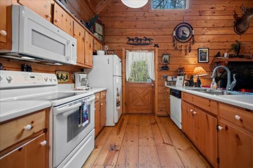 Bear Necessities - Cozy Cabin Beside Briar Creek, Fire Pit, Wifi, Pet Friendly