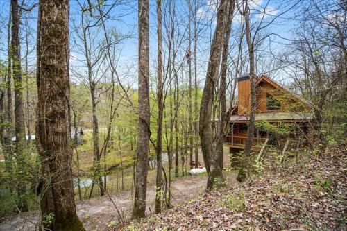Bear Necessities - Cozy Cabin Beside Briar Creek, Fire Pit, Wifi, Pet Friendly