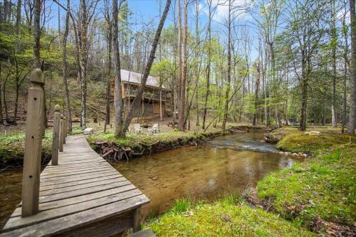 Bear Necessities - Cozy Cabin Beside Briar Creek, Fire Pit, Wifi, Pet Friendly