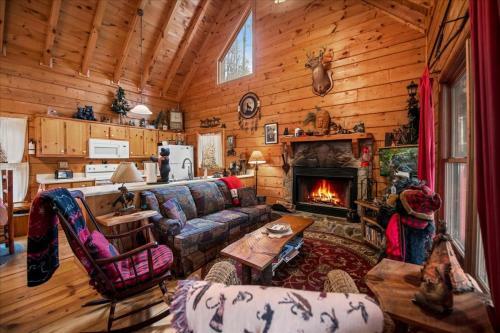 Bear Necessities - Cozy Cabin Beside Briar Creek, Fire Pit, Wifi, Pet Friendly
