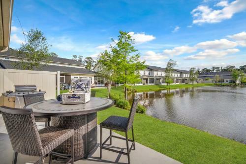 Waterside Retreat - Tons Of Amenities, Close To Everything!