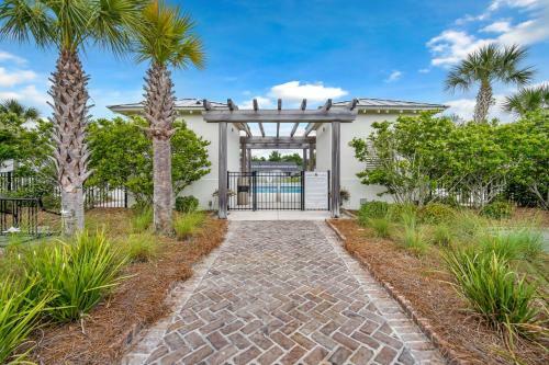 Waterside Retreat - Tons Of Amenities, Close To Everything!