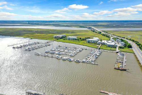 Waterside Retreat - Tons Of Amenities, Close To Everything!