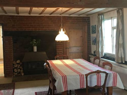 Cosy Cottage With Beams & Inglenook Fireplaces