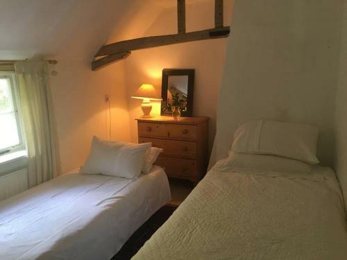 Cosy Cottage With Beams & Inglenook Fireplaces