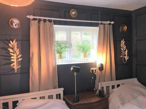 Cosy Cottage With Beams & Inglenook Fireplaces