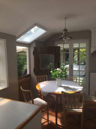 Cosy Cottage With Beams & Inglenook Fireplaces