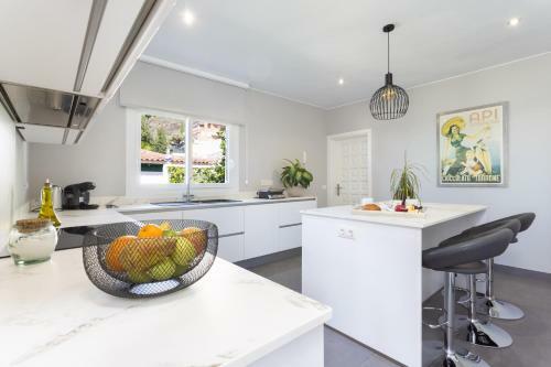 Villa Home2book Design Asian Sabina, Heated Pool & View