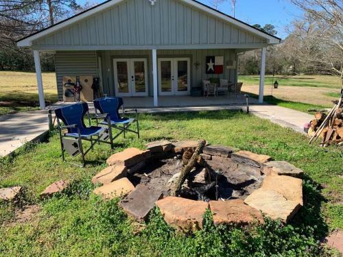 Our Happy Place - 2 Bedroom Cabin Near Lake Conroe