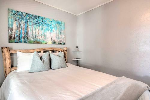 Pet-friendly Chic Home With Spacious Back Yard!