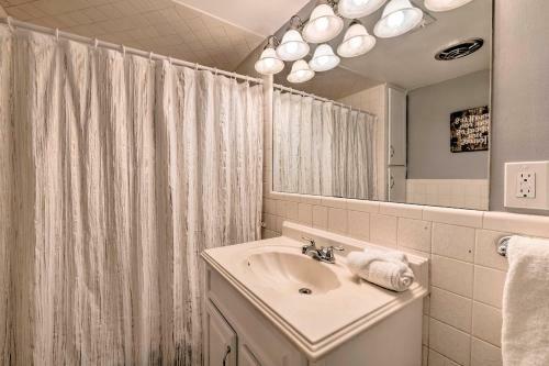 Pet-friendly Chic Home With Spacious Back Yard!