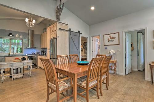 Mid-century Cabin With Resort Amenities On Lake!