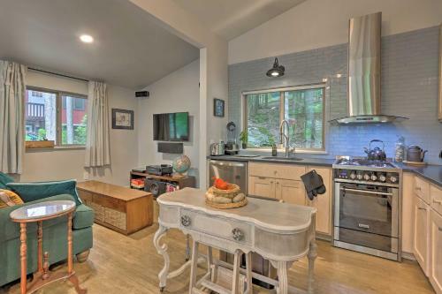 Mid-century Cabin With Resort Amenities On Lake!