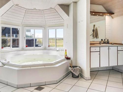 Four-bedroom Holiday Home In Bl�vand 52