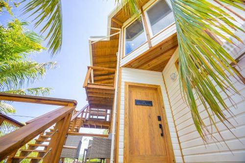 Awesome Over The Water Overlooking West End - Aire Agua Home