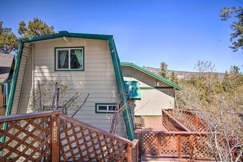 Big Bear Lake Cabin With Deck About 5 Mi To Skiing!