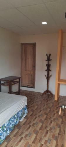 Hostal Esperanza Tuy - Doble Con Ventilador Y Cocina Compartida